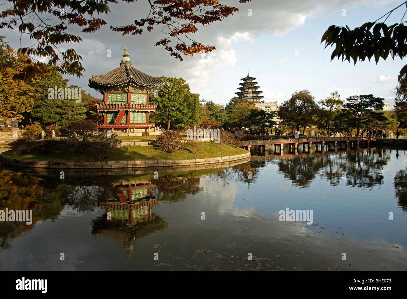 Hyangwonjeong Pavilion nel Parco del palazzo Gyeongbokgung nel sud Coree capitale Seoul, Asia Foto Stock