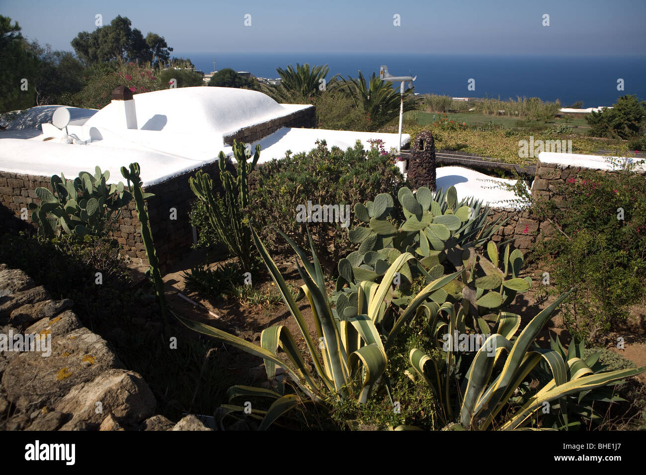 L'Italia, Sicilia, isola di Pantelleria, casa Dammuso giardino Foto Stock