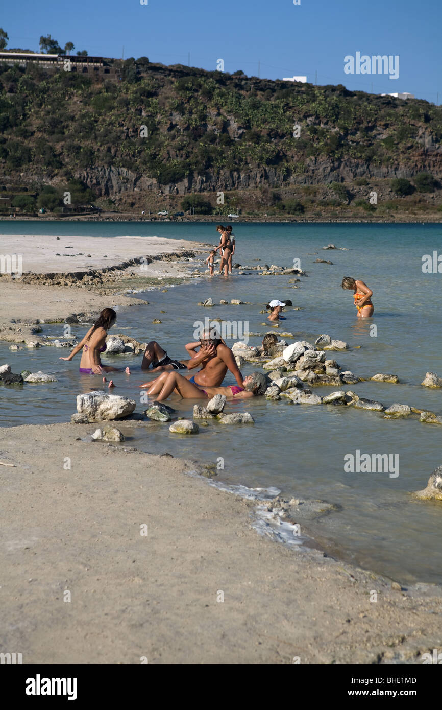 L'Italia, Sicilia, isola di Pantelleria, lago termale Specchio di Venere,  fango solforoso, cura della pelle Foto stock - Alamy