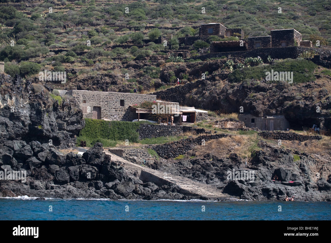 L'Italia, Sicilia, isola di Pantelleria, rocce vulcaniche, costa, mare,l'alloggiamento Dammuso, casta Foto Stock