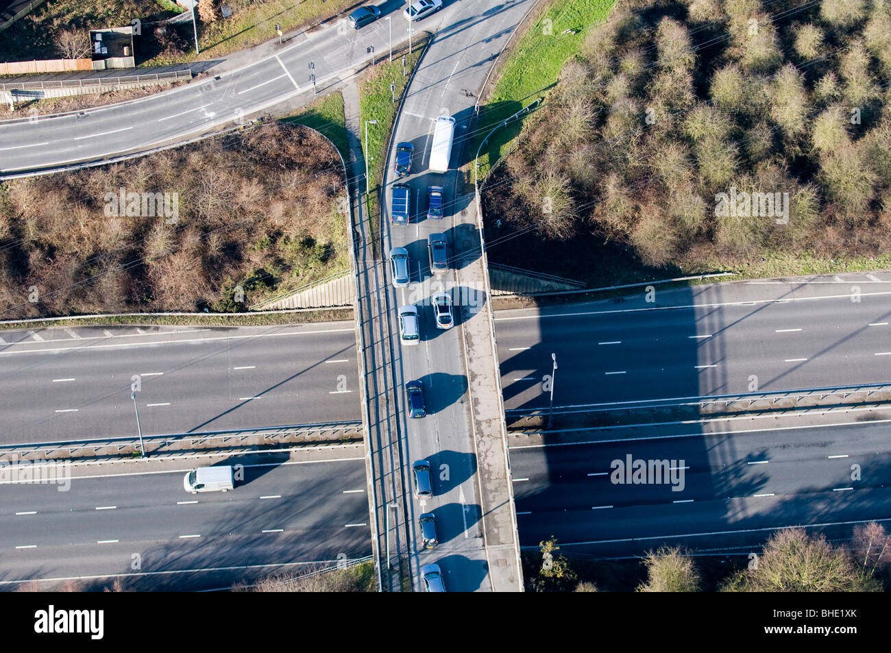 Vista aerea di automobili su una strada sopra l'autostrada M25, Foto Stock