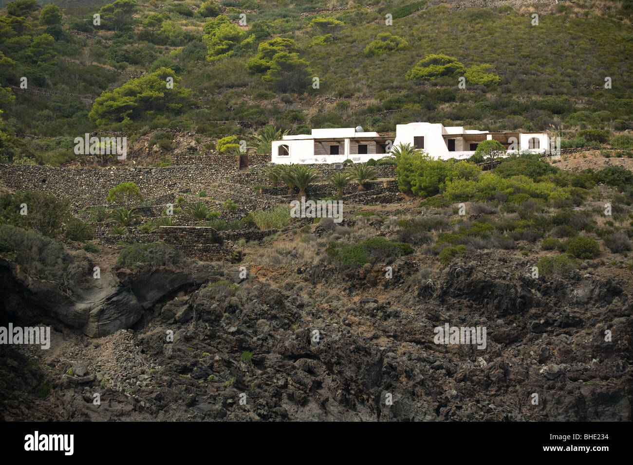 L'Italia, Sicilia, isola di Pantelleria, roccia vulcanica, casa Dammuso, costa, mare Foto Stock