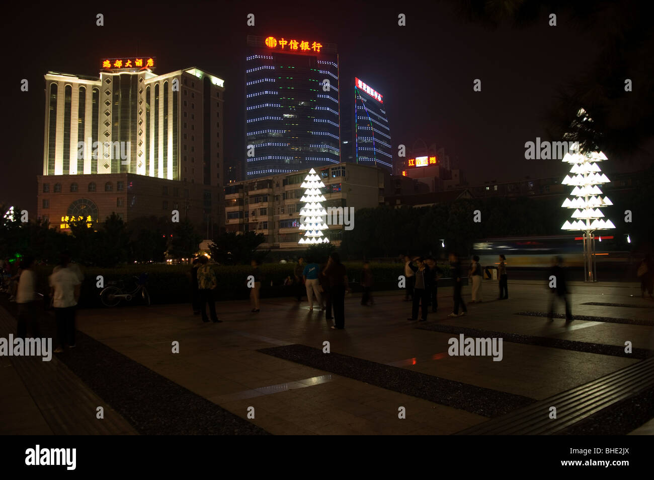 Piazza del Popolo di notte. Nanchang. Provincia di Jiangxi. Cina. Foto Stock