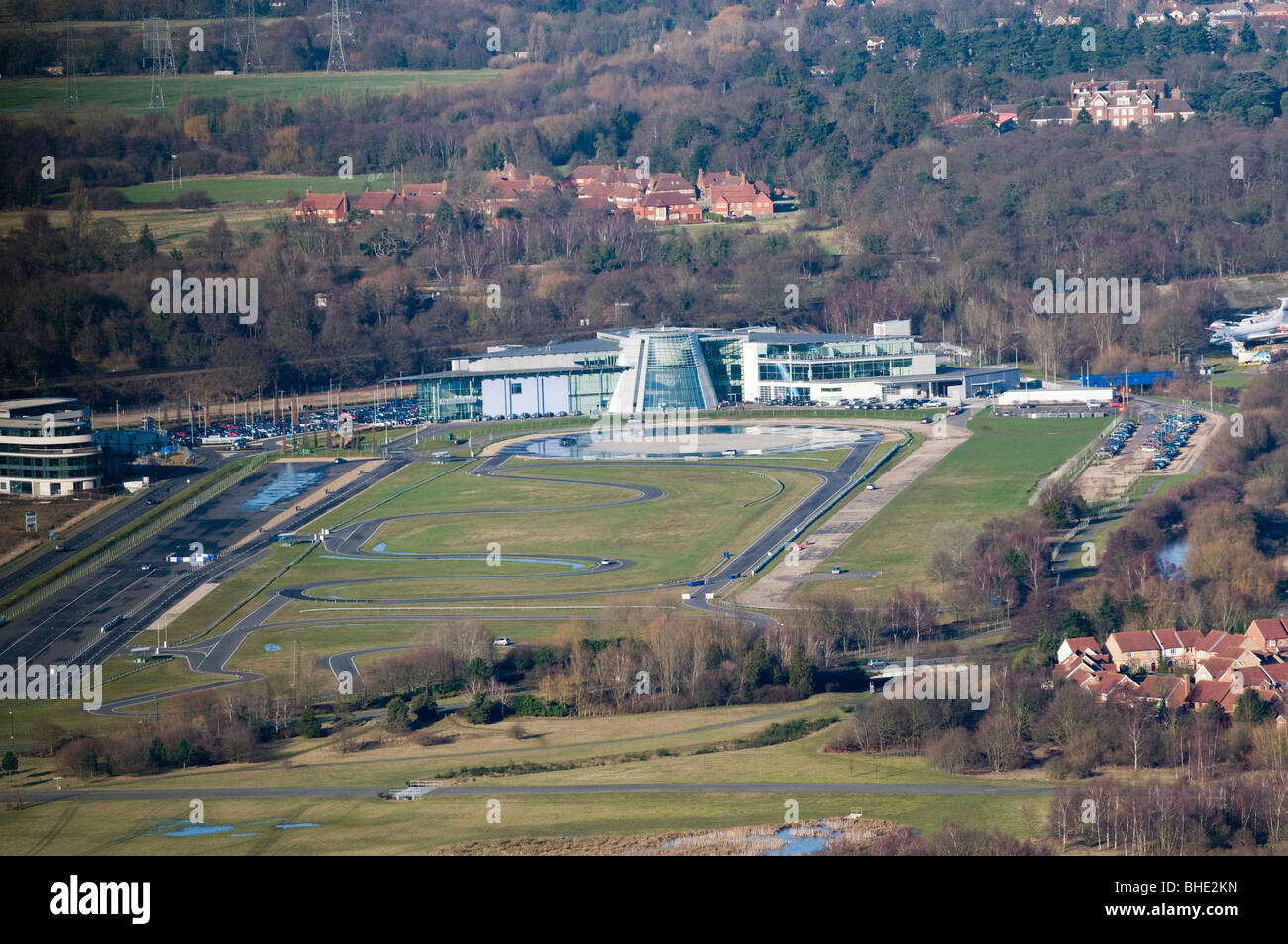 Vista aerea di Mercedes-Benz World, a Brooklands, Surrey, Inghilterra. Foto Stock