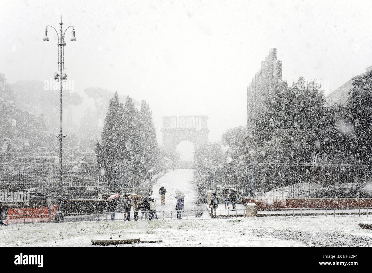 Arco di Tito e Via Sacra sotto la neve pesante, Roma Italia Foto Stock
