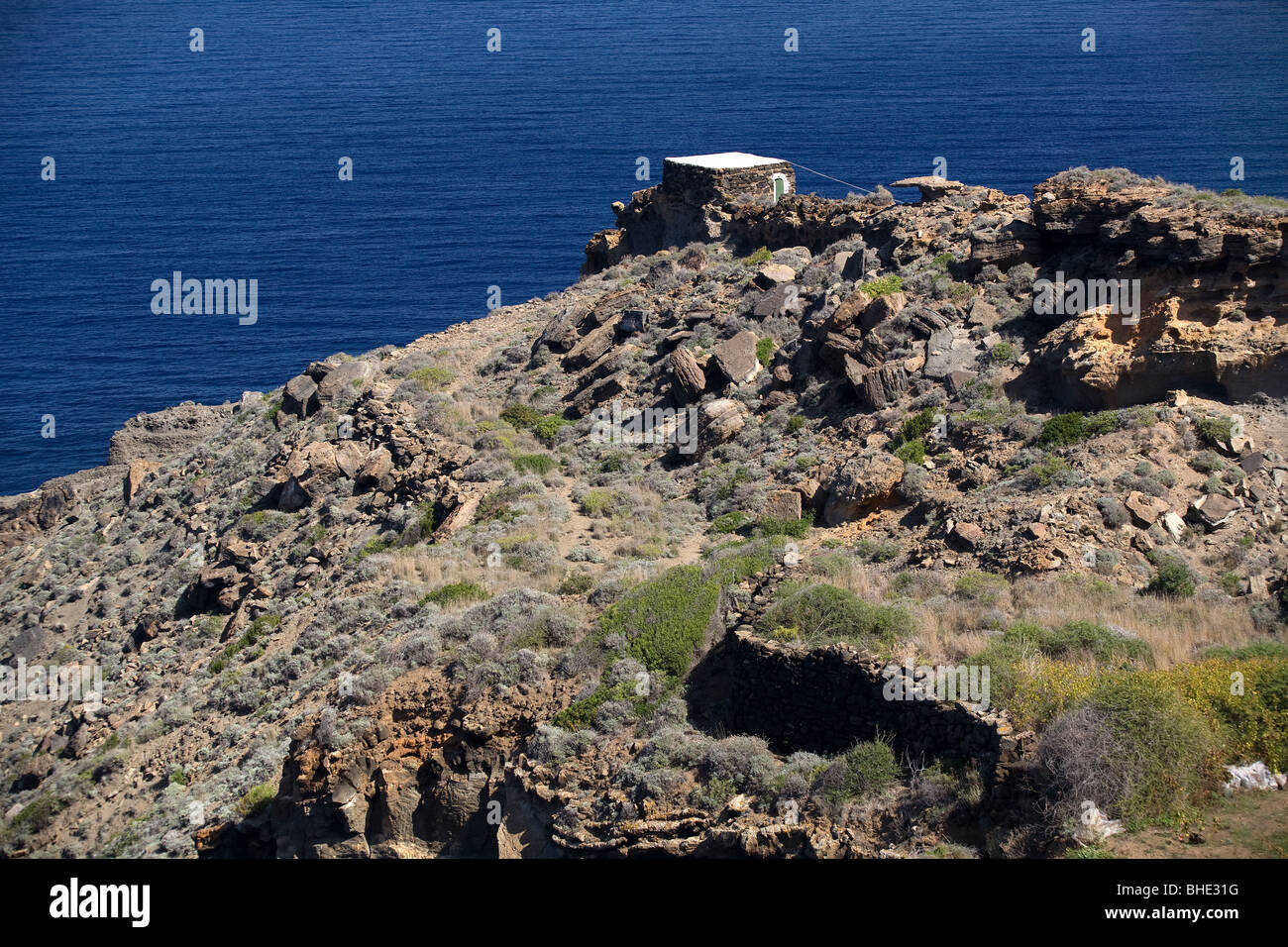 L'Italia, Isola di Pantelleria, roccia vulcanica, casa Dammuso, costa, mare Foto Stock