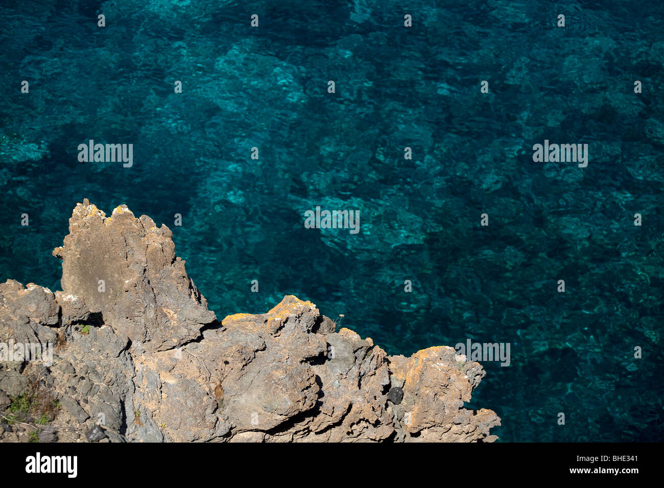 L'Italia, Sicilia, isola di Pantelleria, rocce vulcaniche, costa, mare Foto Stock