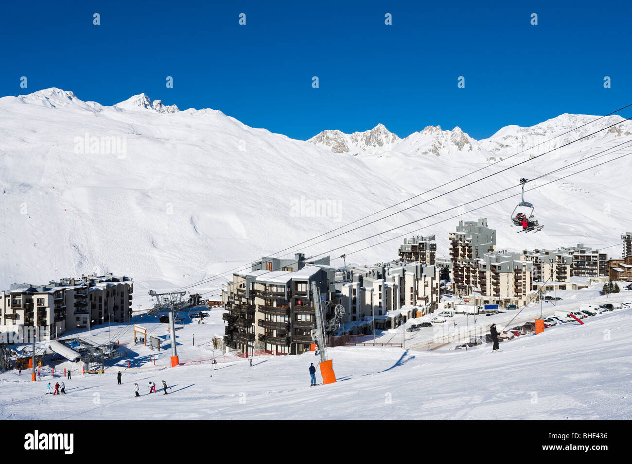 Vista dalle piste da sci al di sopra del centro della Val Claret, Tignes, Espace Killy, Tarentaise, Savoie, Francia Foto Stock