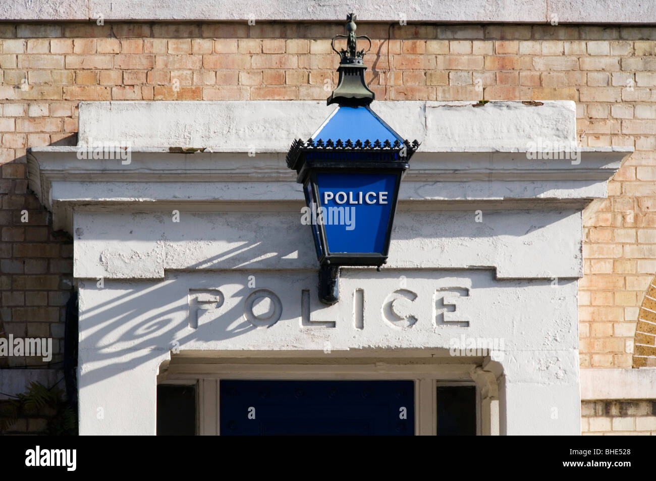 La spia blu su ingresso Penge stazione di polizia - lavoro più antica stazione di polizia di Londra - ora per essere chiuso. Foto Stock