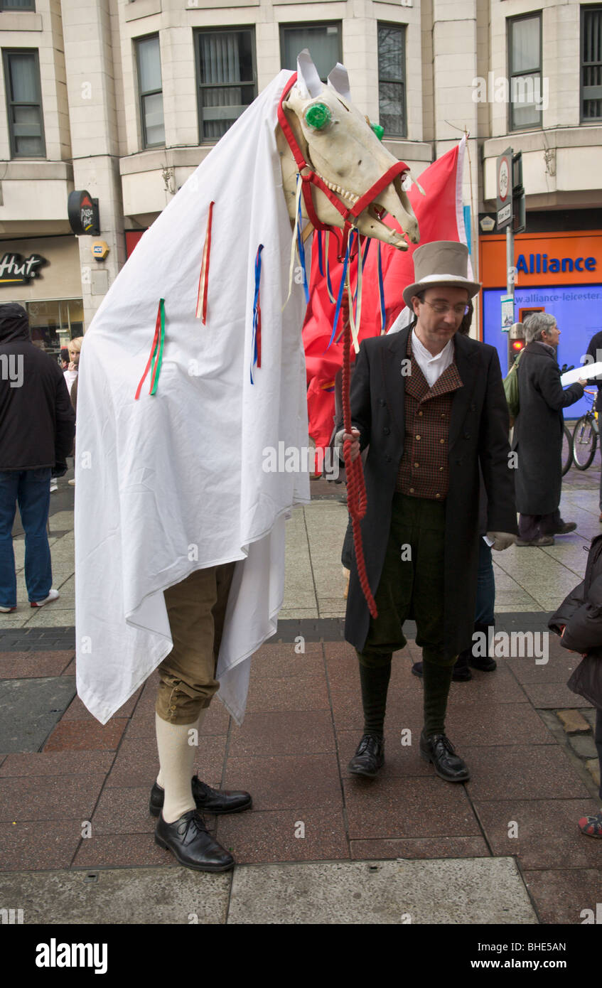 Lingua gallese Società, Cymdeithas yr iaith Gymraeg, protesta con la Mari Lwyd nel centro di Cardiff, nel Galles del Sud, Regno Unito Foto Stock
