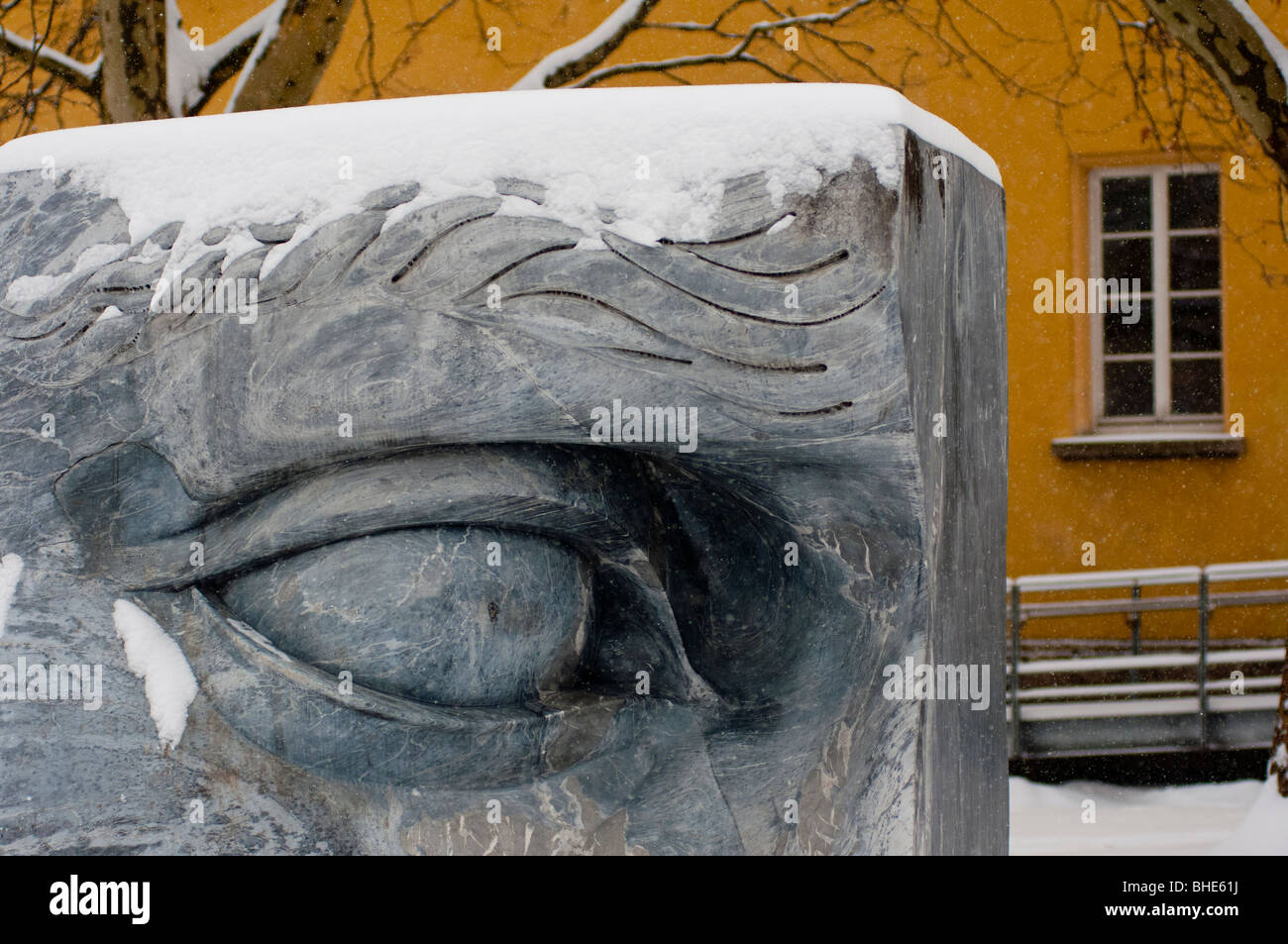 Nordbad statua in una tempesta di neve, Monaco di Baviera, Germania Foto Stock