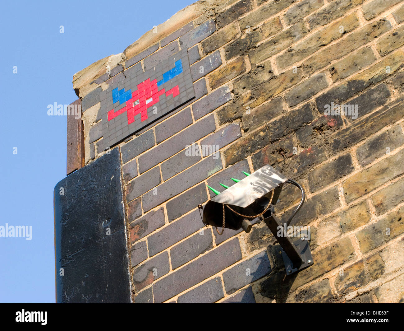 Space invader vola sopra un CCTV a Londra in Inghilterra Foto Stock