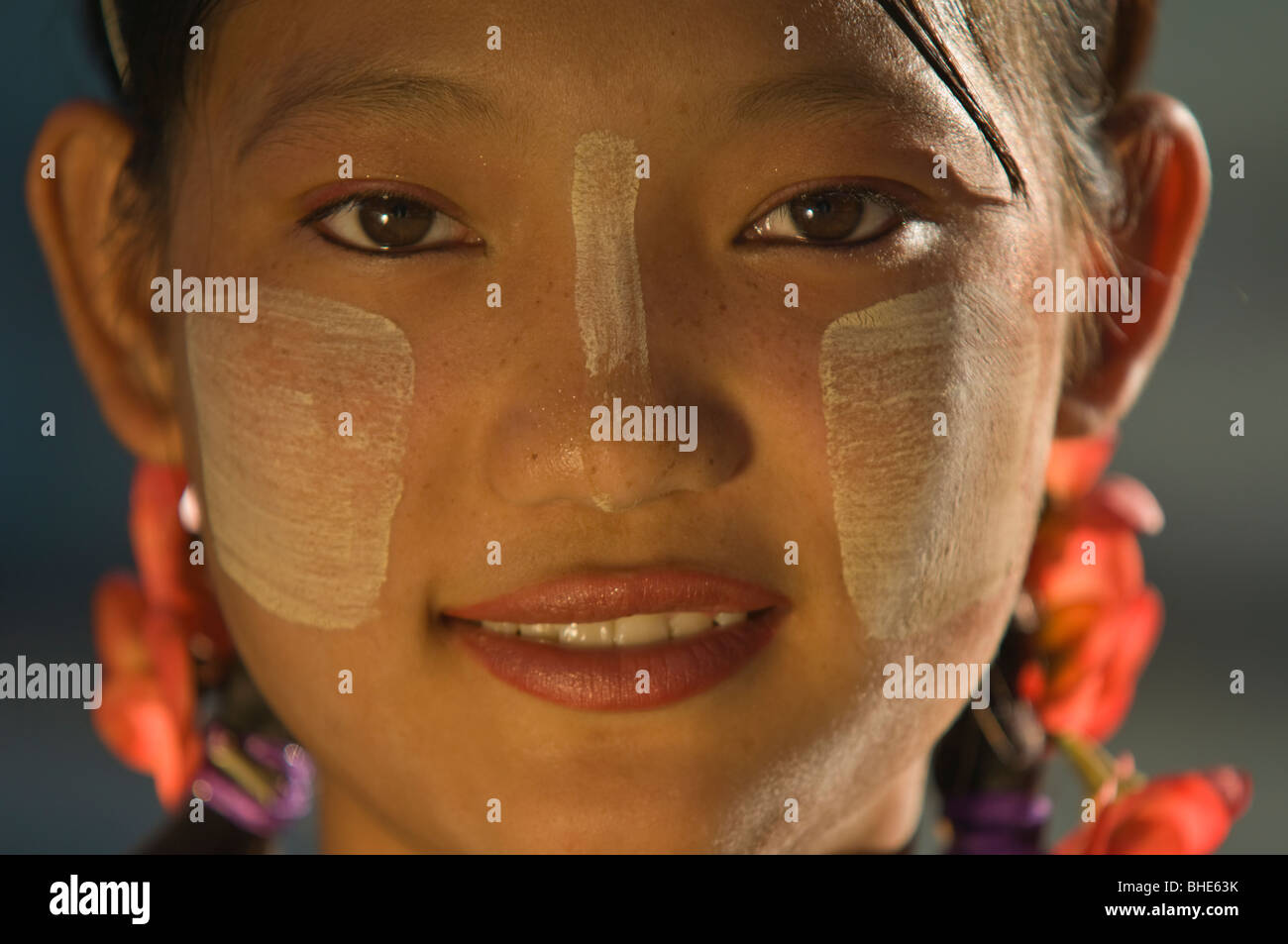 Giovane ragazza birmano con corteccia thanaka make-up, Amarapura, birmania, myanmar Foto Stock