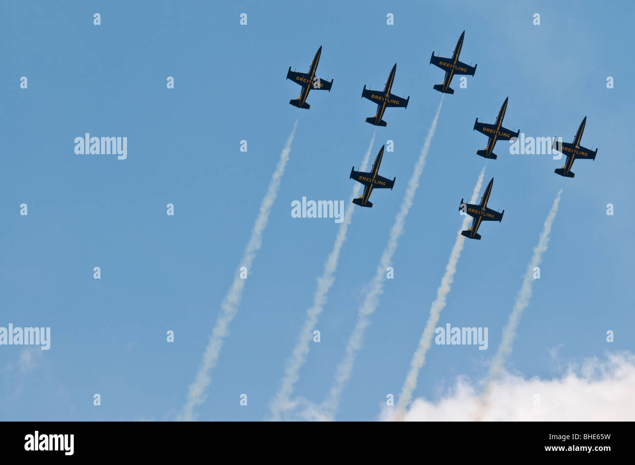 Il francese aerobatic team display battenti in stretta formazione trailing fumo colorato Foto Stock