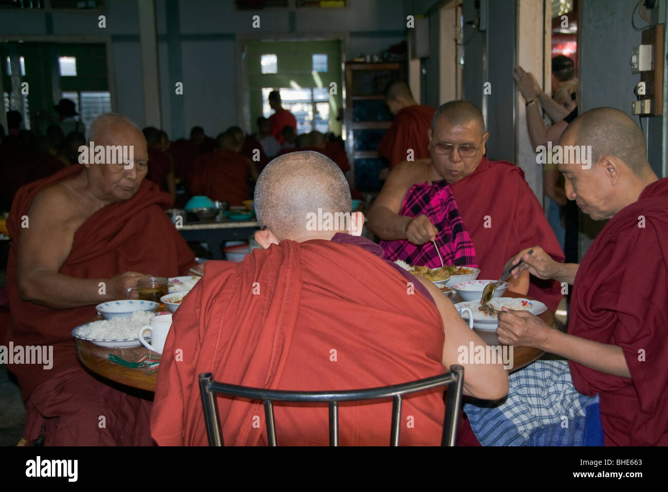 I monaci buddisti di mangiare nel refettorio, MahaGandhayon Kyaung monastero, Amarapura, birmania, myanmar Foto Stock