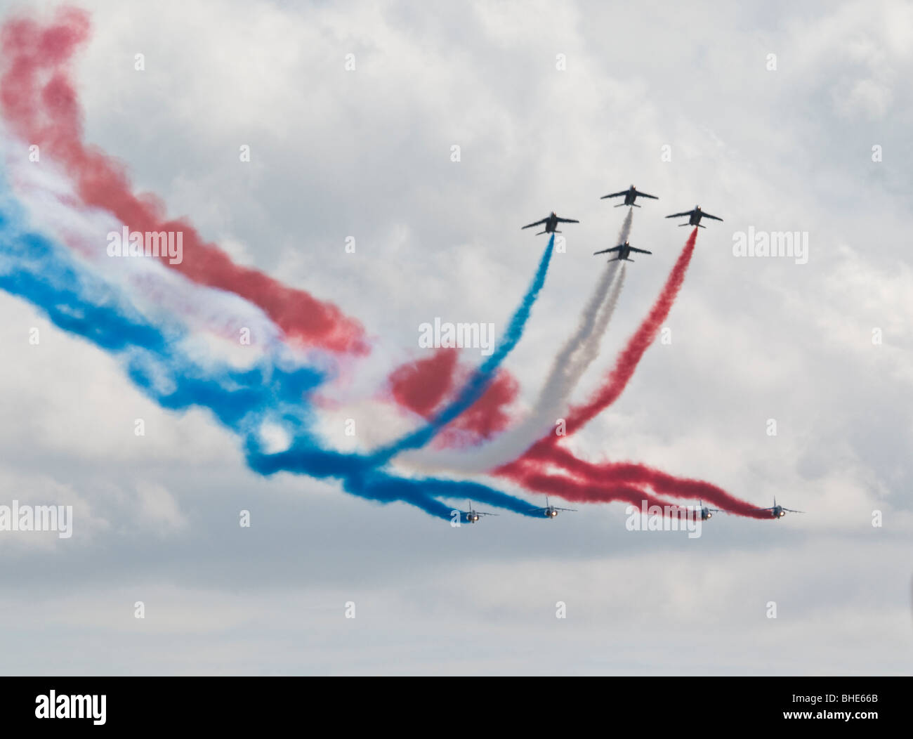 Il francese Aerobatic Team display battenti in stretta formazione trailing fumo colorato Foto Stock