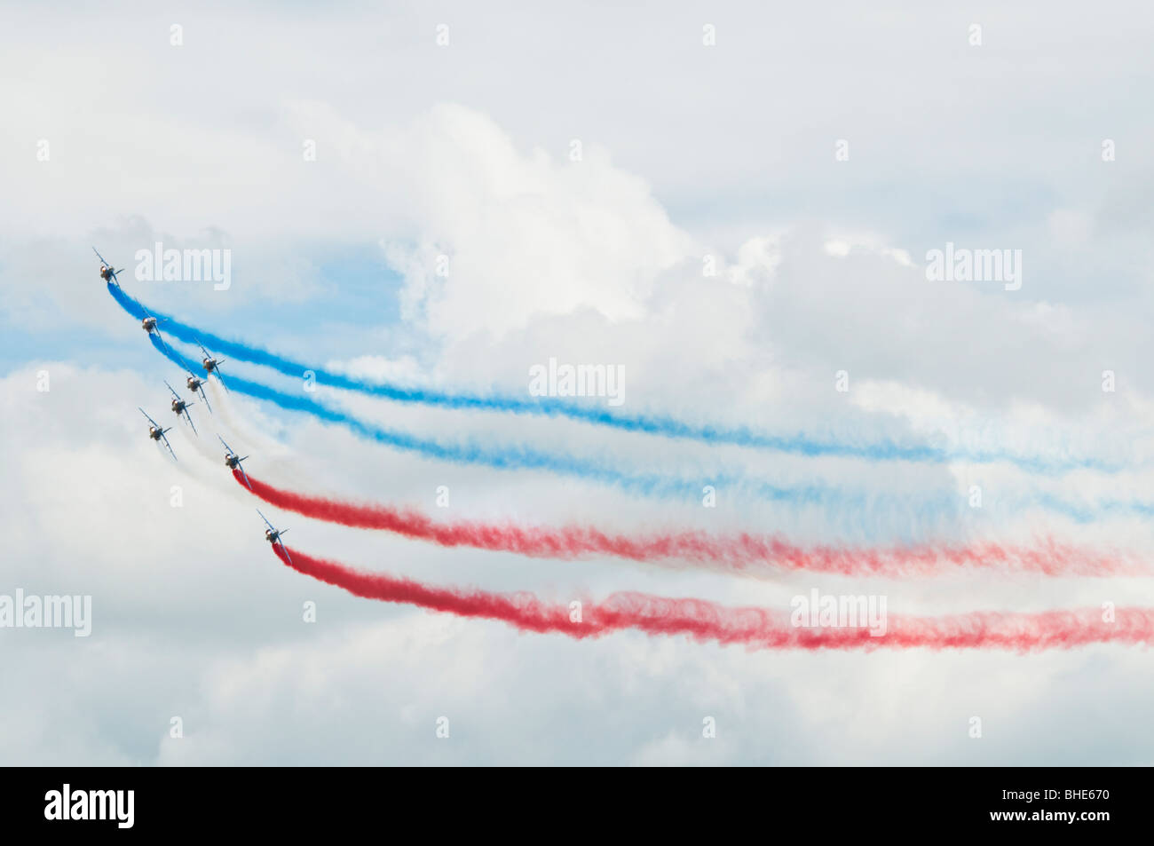 Il francese Aerobatic Team display battenti in stretta formazione trailing fumo colorato Foto Stock