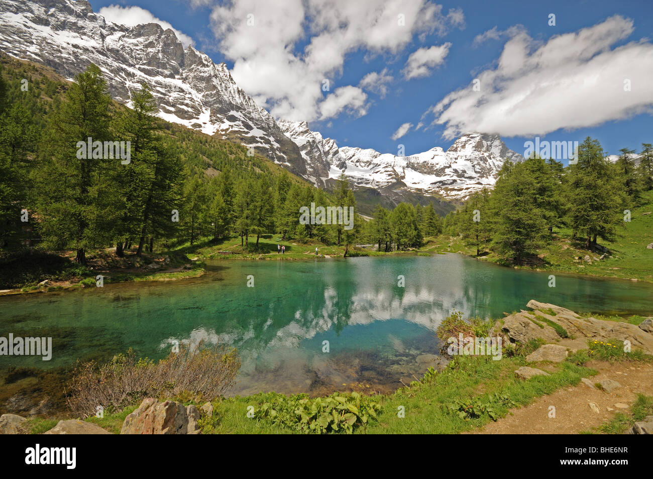 Il Lago Blu o il lago blu a Valtournenche Italia con la vetta del Cervino o il Cervino in background. Foto Stock