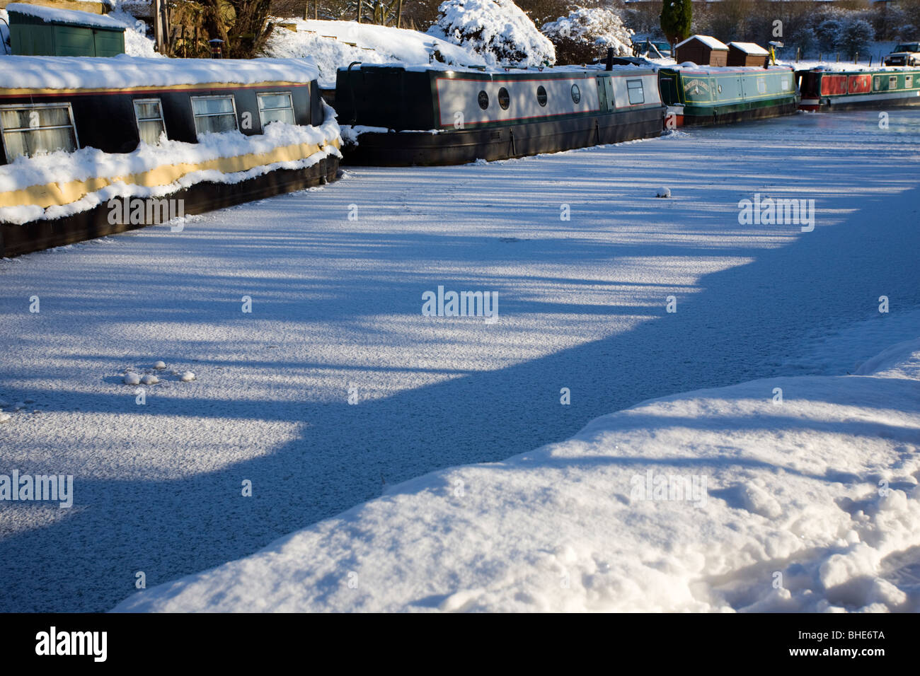 Imbarcazioni strette sul congelati Leeds e Liverpool Canal a Adlington Foto Stock