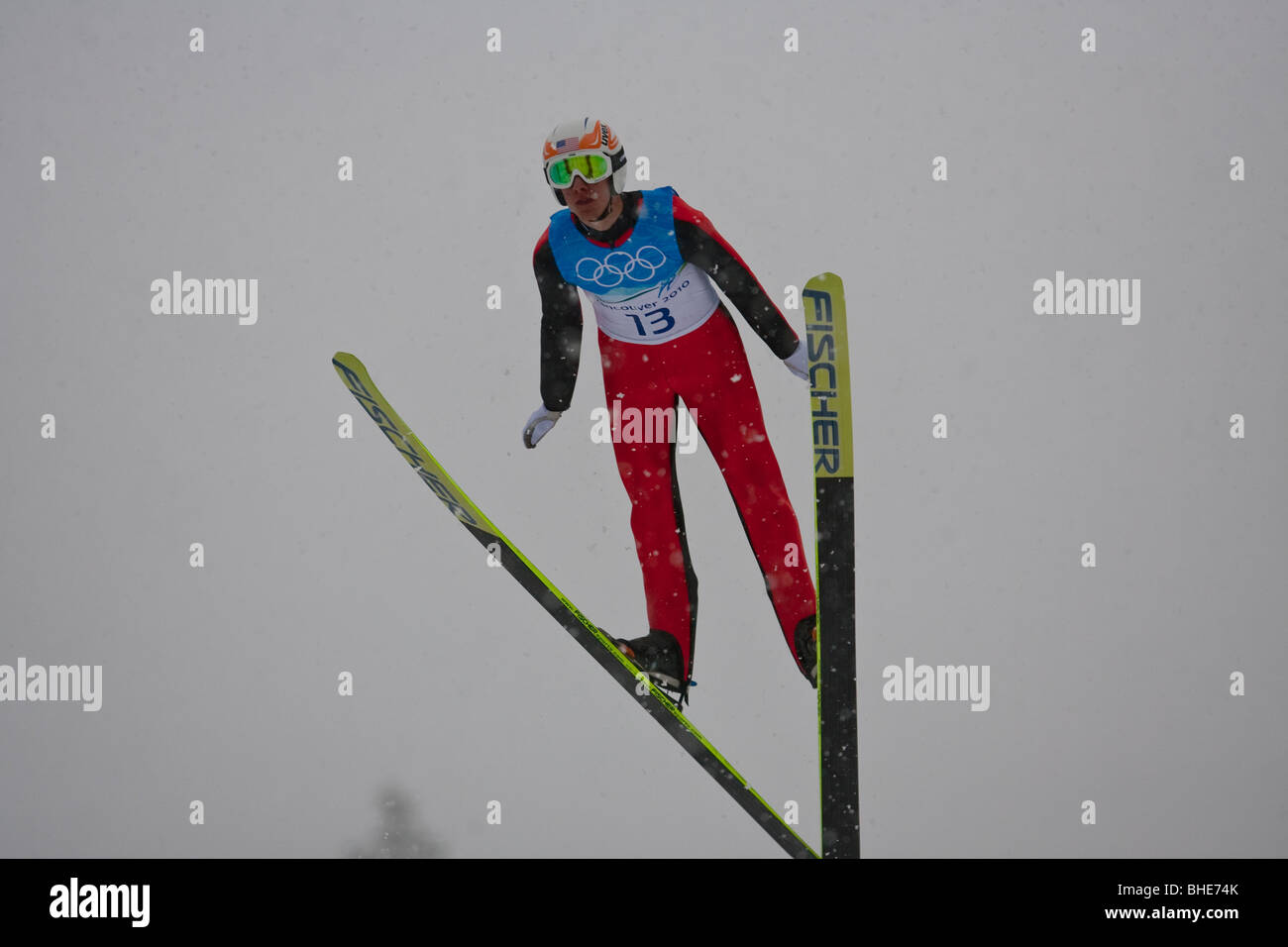 Nicholas Alexander (USA) durante il NH singoli Ski Jumping di formazione presso il 2010 Giochi Olimpici invernali Foto Stock