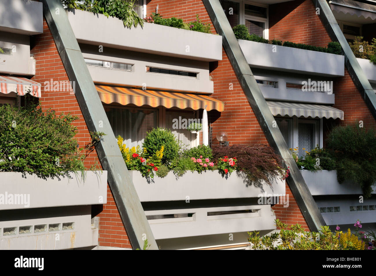 Il balcone di ogni camera di un edificio residenziale Foto Stock