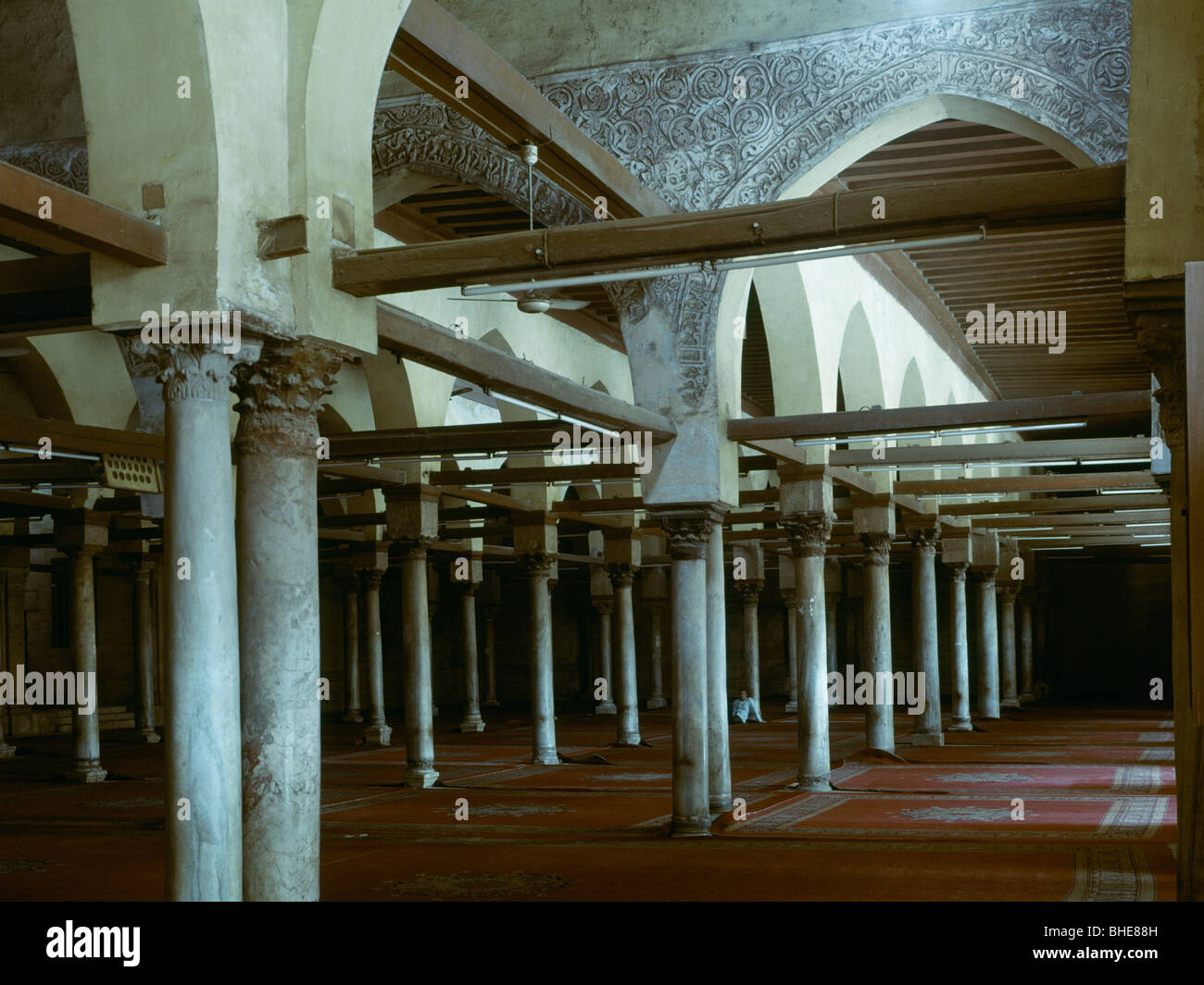 Al-Azhar Mosque , Cairo. Fondata 972 annuncio. Interno mostra di fatimid decorazione a stucco del transetto Foto Stock
