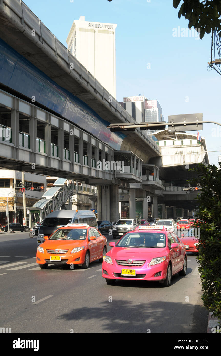 Analizza il traffico lungo Sukhumvit Road vicino la stazione dello skytrain Nana Bangkok in Thailandia. Foto Stock