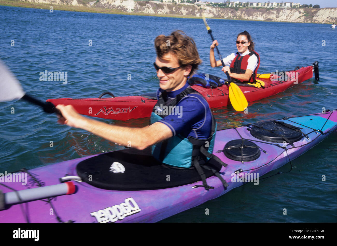L uomo e la donna kayak di mare insieme Foto Stock