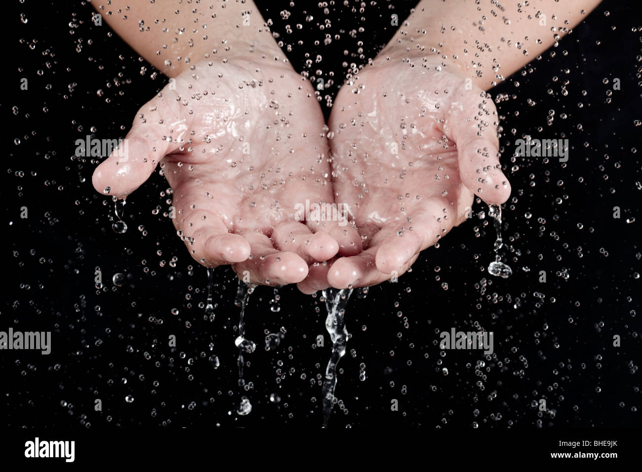 Acqua nel palmo delle mani Foto Stock