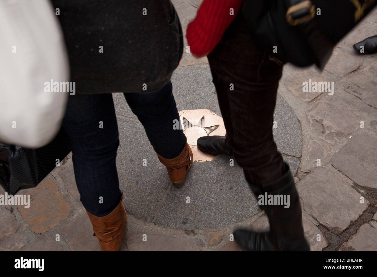 Le persone in fase di Parigi sul chilometro zero Foto Stock