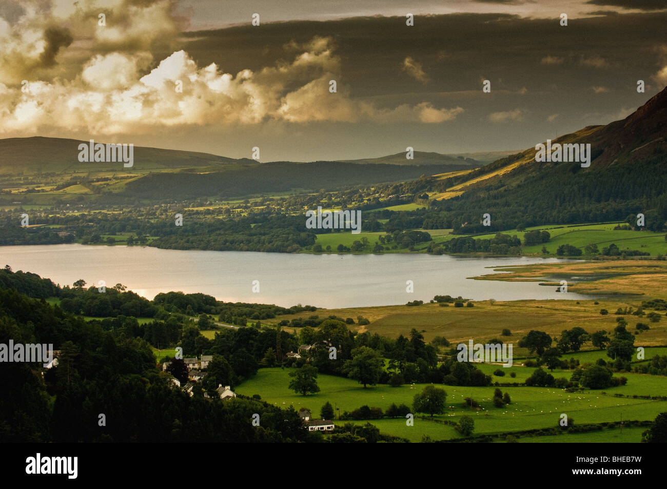 Vista sul lago Bassenthwaite e Skiddaw da Whinyquest Pass. Foto Stock