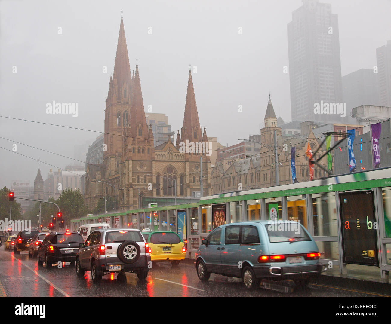 HEAVY Rain al di fuori di Flinders Street Stazione ferroviaria Melbourne Victoria Australia Foto Stock