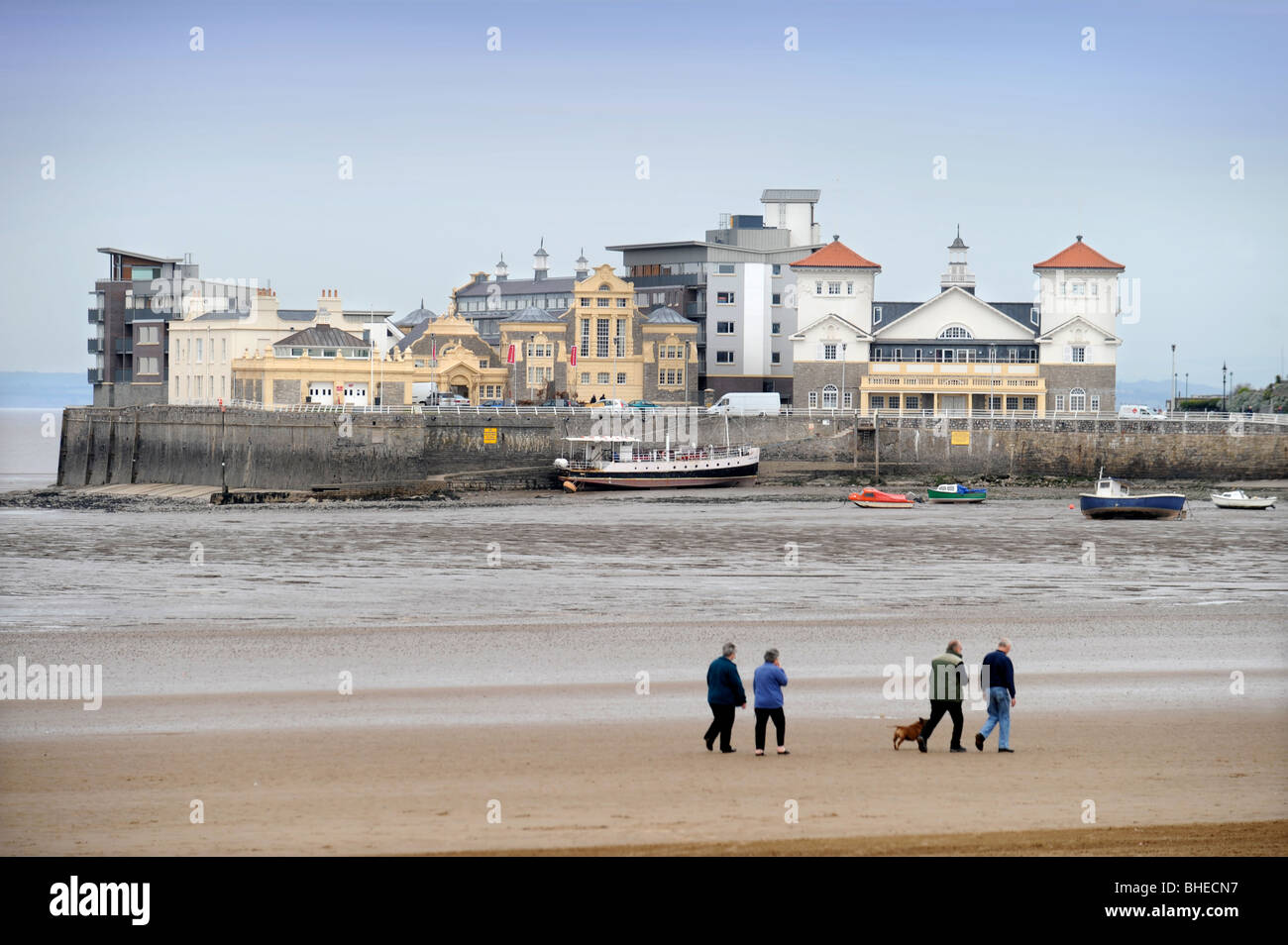 Vista generale della spiaggia di Weston-Super-Mare con il ristrutturato Knightstone isola OLTRE IL REGNO UNITO Foto Stock