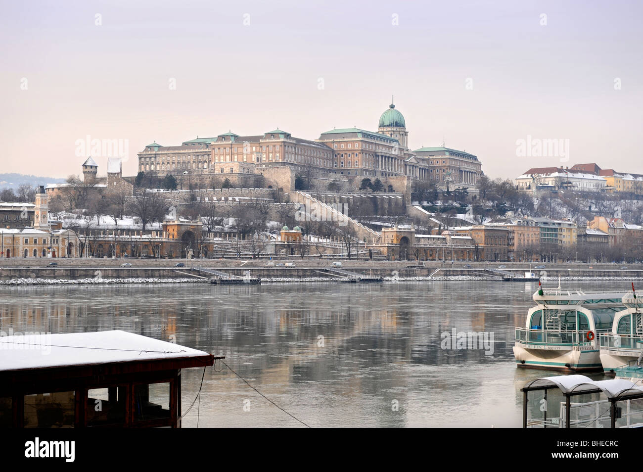 Vista invernale del Castello di Buda con il Palazzo Reale dalle banche di Pest del Danubio a Budapest Ungheria Foto Stock