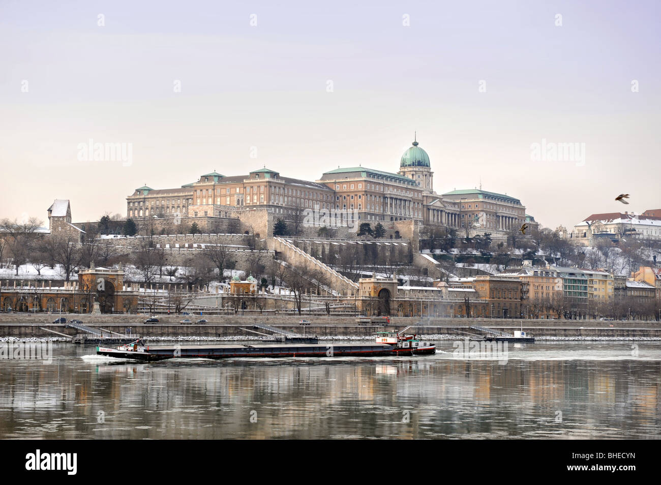 Vista invernale del Castello di Buda con il Palazzo Reale dalle banche di Pest del Danubio a Budapest Ungheria Foto Stock