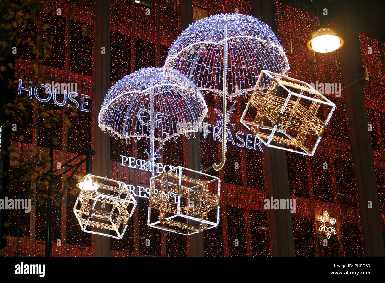 Ombrello luci di Natale, le luminarie e le decorazioni su House of Fraser  in Oxford Street a Londra Foto stock - Alamy