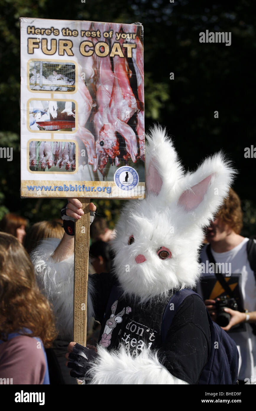 Anti-Fur dimostrazione in Knightsbridge fuori Harrods organizzato da CAFT (Coalizione per abolire il commercio di pellicce), London Inghilterra England Foto Stock