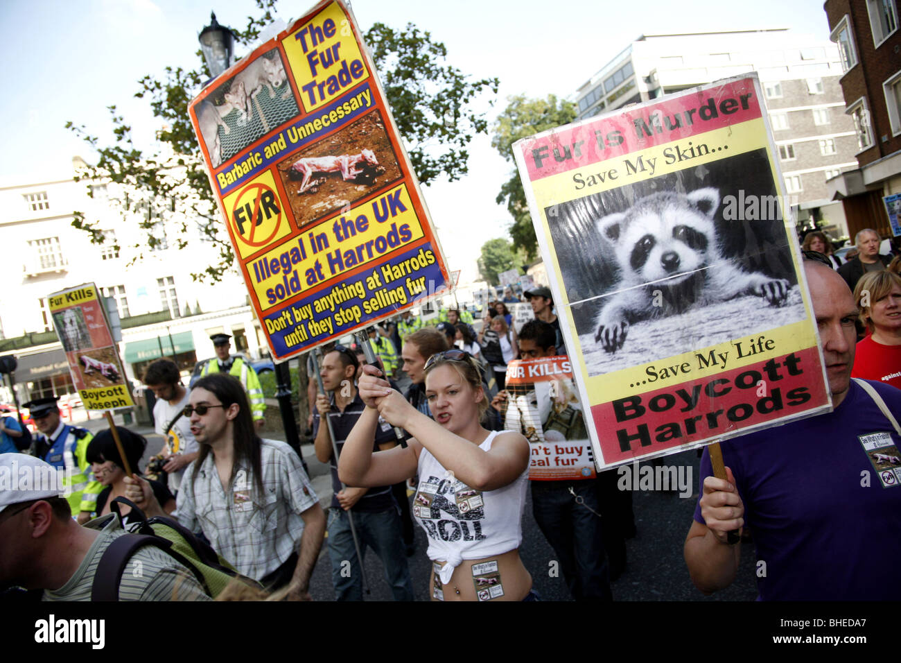 Anti-Fur dimostrazione in Knightsbridge fuori Harrods organizzato da CAFT (Coalizione per abolire il commercio di pellicce), London Inghilterra England Foto Stock