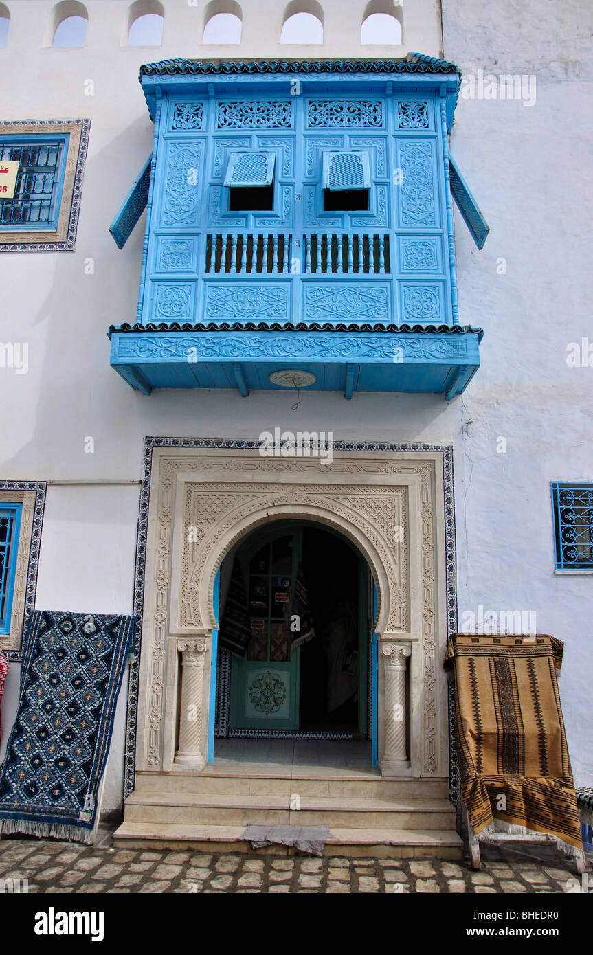 Tradizionale Moucharabieh oltre il negozio di tappeti, Le Souk de Kairouan, Kairouan, Kairouan Governatorato, Tunisia Foto Stock