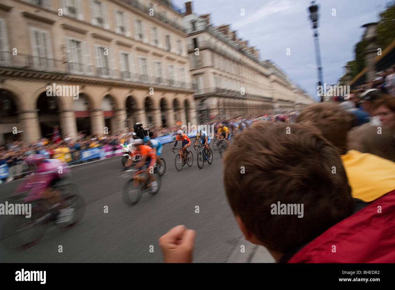 Tour de France scendendo in Rue de Rivoli, Paris, Francia Foto Stock