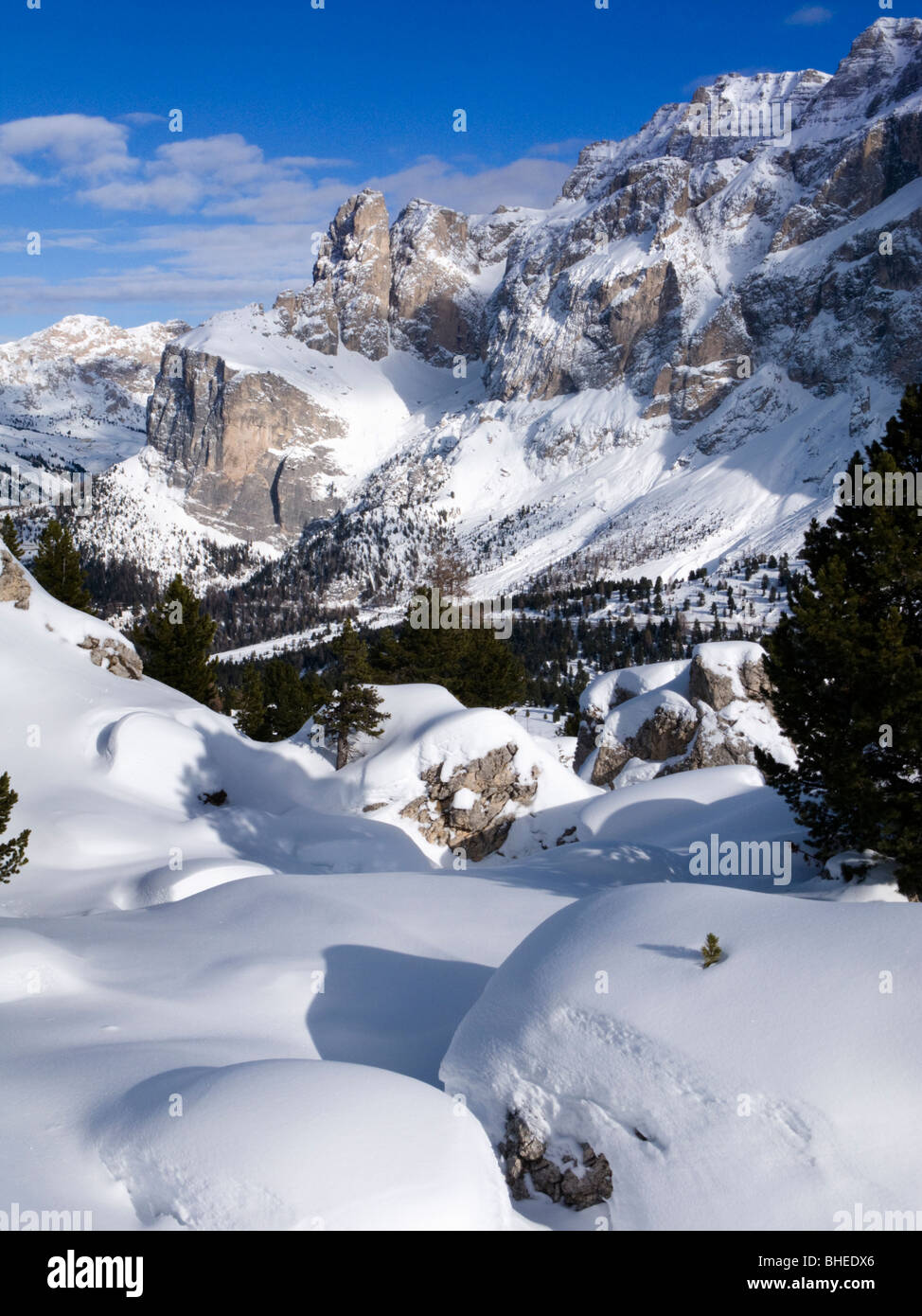 Dolomiti a Selva di Val Gardena (Wolkenstein in Groden), Italia. Gruppo di Sella (Sellagruppe), sulla Sella Ronda ski circuito. Foto Stock