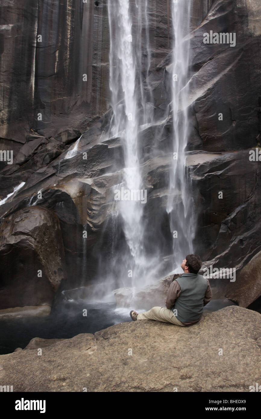 Escursionista primaverile cade il Parco Nazionale di Yosemite cascata Foto Stock