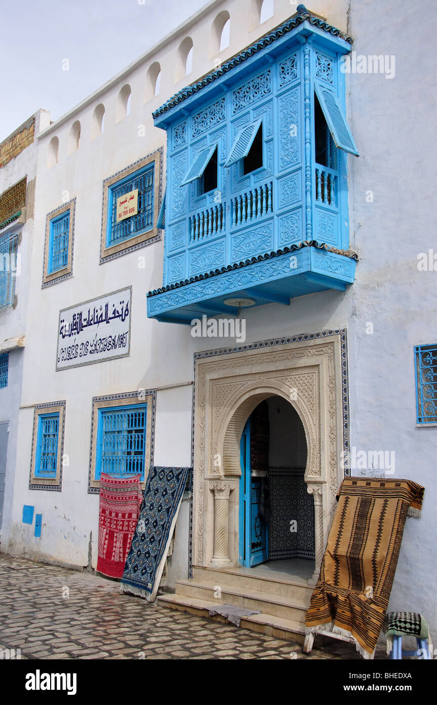 Tradizionale Moucharabieh oltre il negozio di tappeti, Le Souk de Kairouan, Kairouan, Kairouan Governatorato, Tunisia Foto Stock