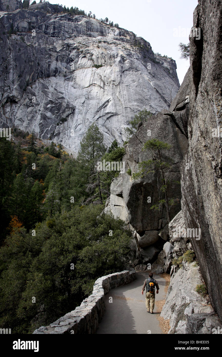 Escursionista primaverile cade Trail del parco nazionale Yosemite in California a cascata Sierra Nevada mountain persona di granito tree cliff persona peo Foto Stock