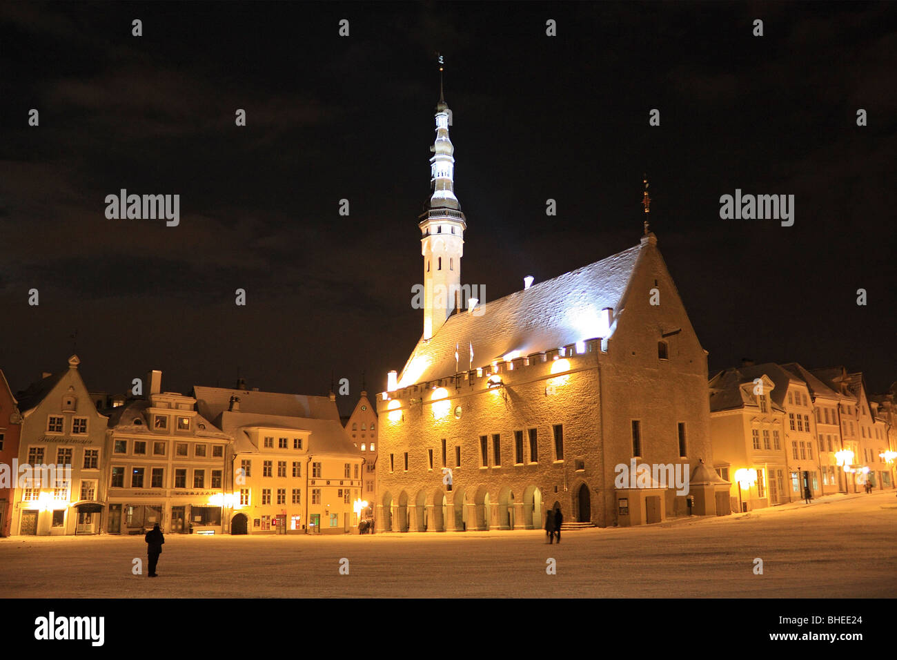 Inverno di notte nella vecchia piazza del Municipio - Raekoja plats Tallinn, Estonia. Foto Stock