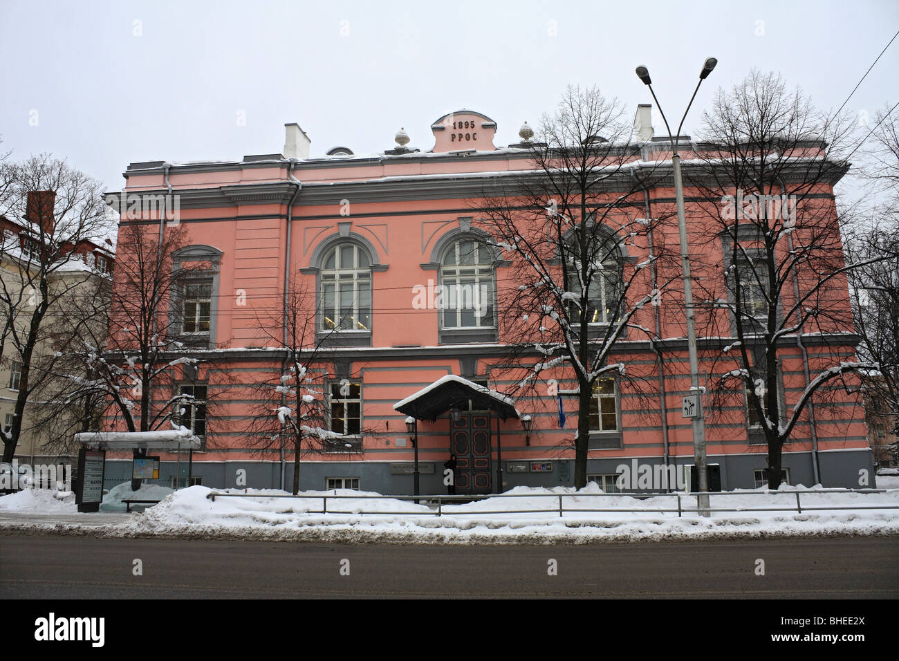 Rosa edificio per uffici a Tallinn in Estonia. Foto Stock