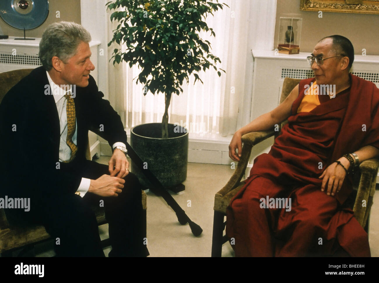 Il Dalai Lama, leader spirituale del Tibet si incontra con il presidente Bill Clinton (L) nell'ufficio ovale della Casa Bianca Foto Stock