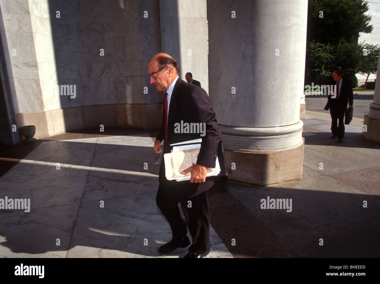 Federal Reserve Chairman Alan Greenspan arriva al Congresso per testimoniare sul crollo di hedge fund LTMC. Foto Stock