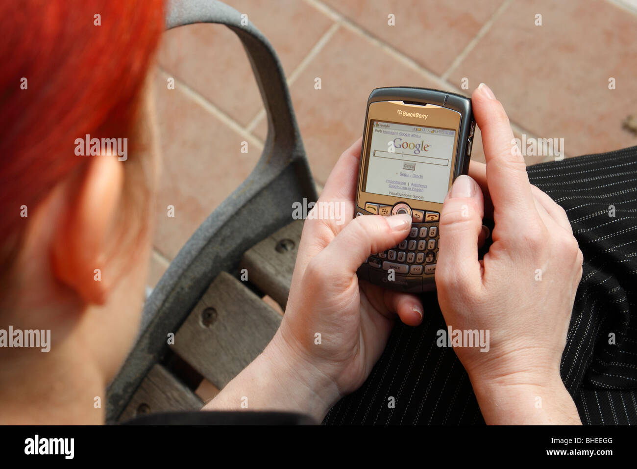 Una donna che utilizzano uno smartphone Foto Stock