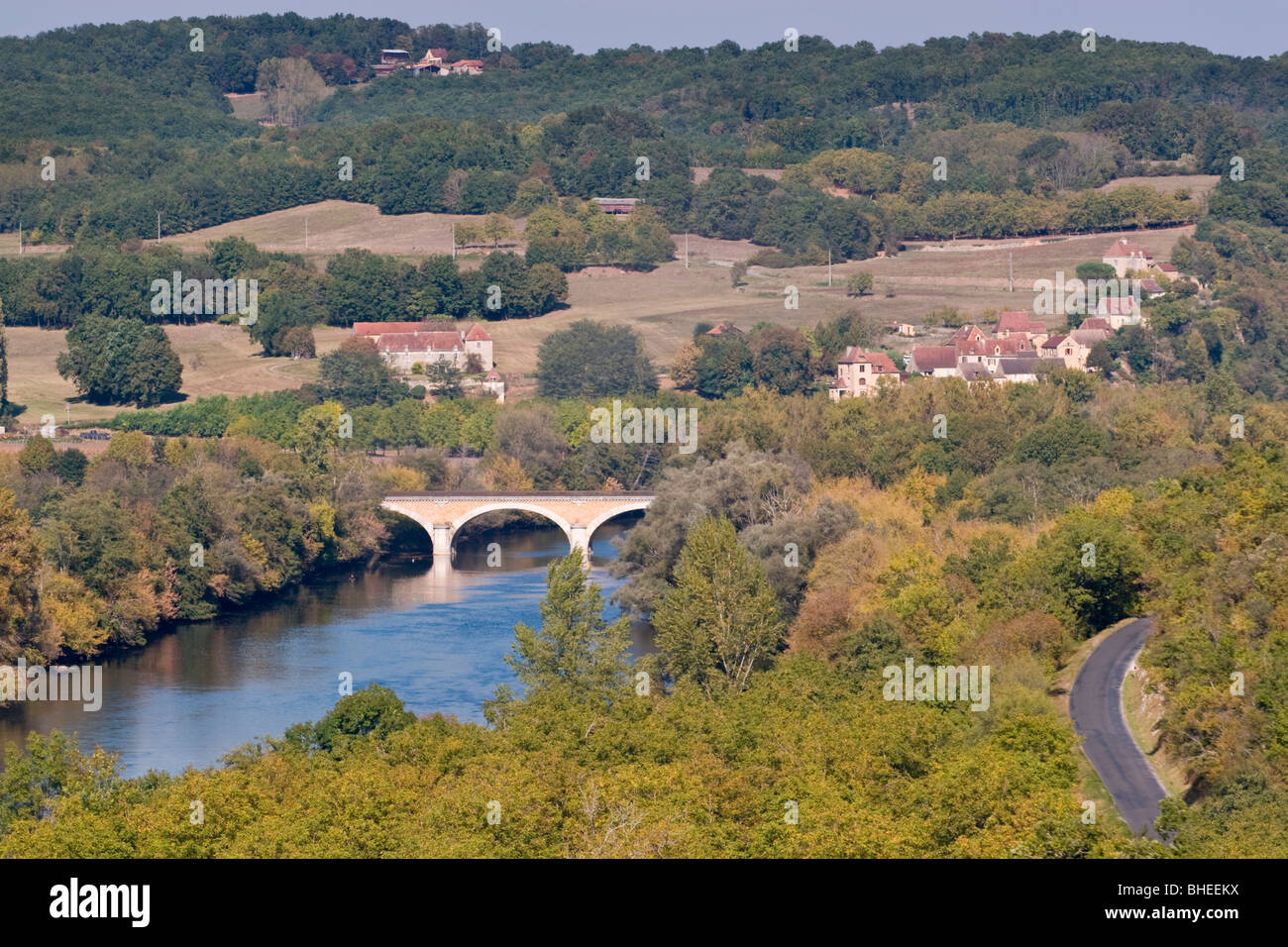 Vista panoramica del fiume Dordogne, Domme, a sud-ovest della Francia e d'Europa. Foto Stock